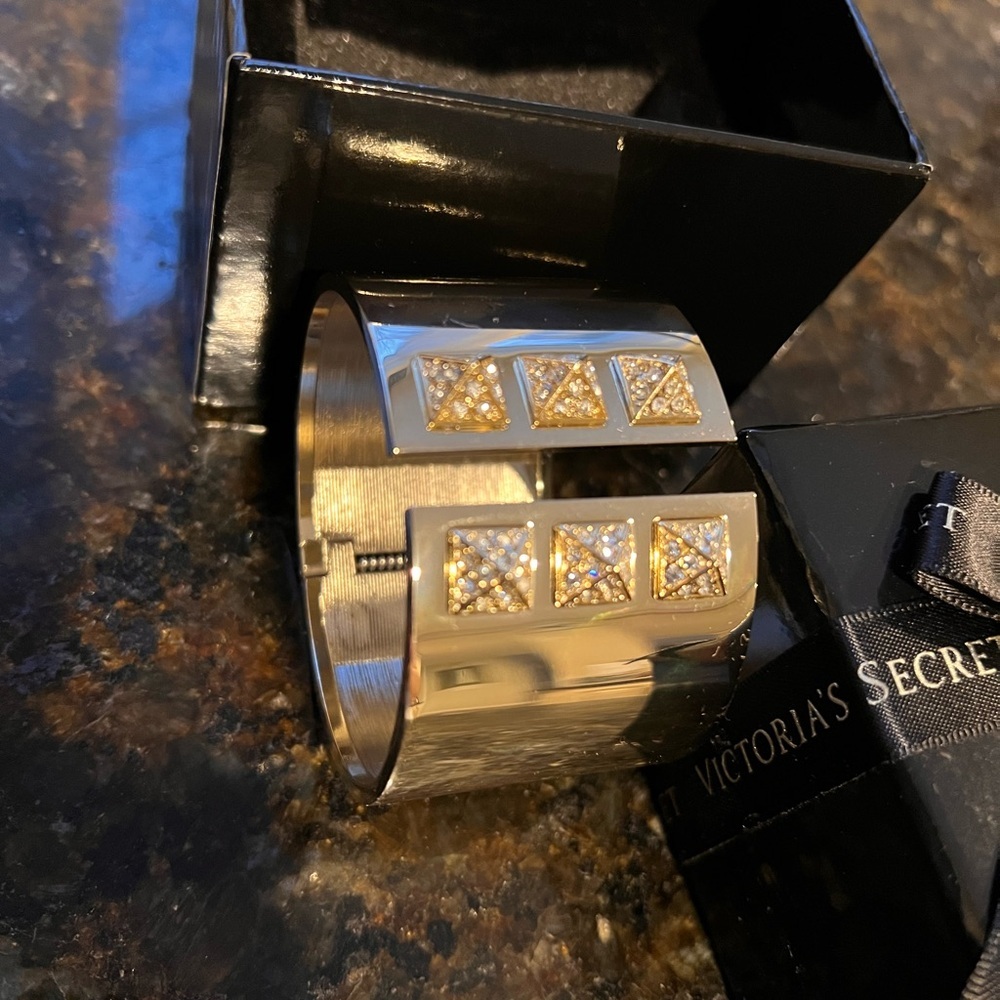 Victoria’s Secret Gold Crystal Studded Cuff NIB Gift Box Statement Bracelet​ - Picture 14 of 14